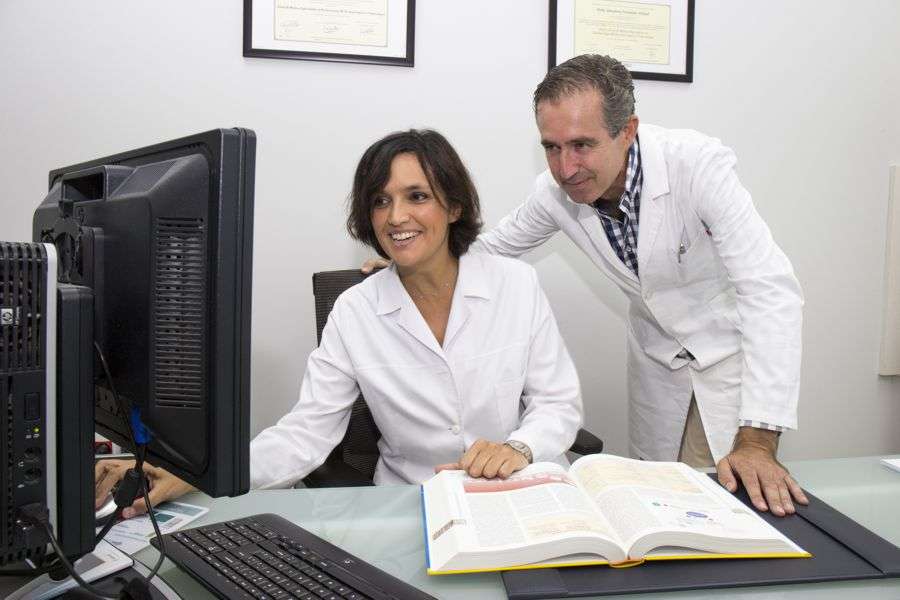 Francisco de la Peña García y Almudena Fernández Orland, Dermatólogos